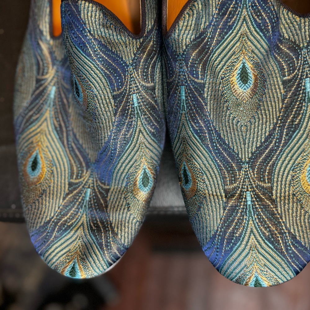 Superglamourous peacock feather design loafers.